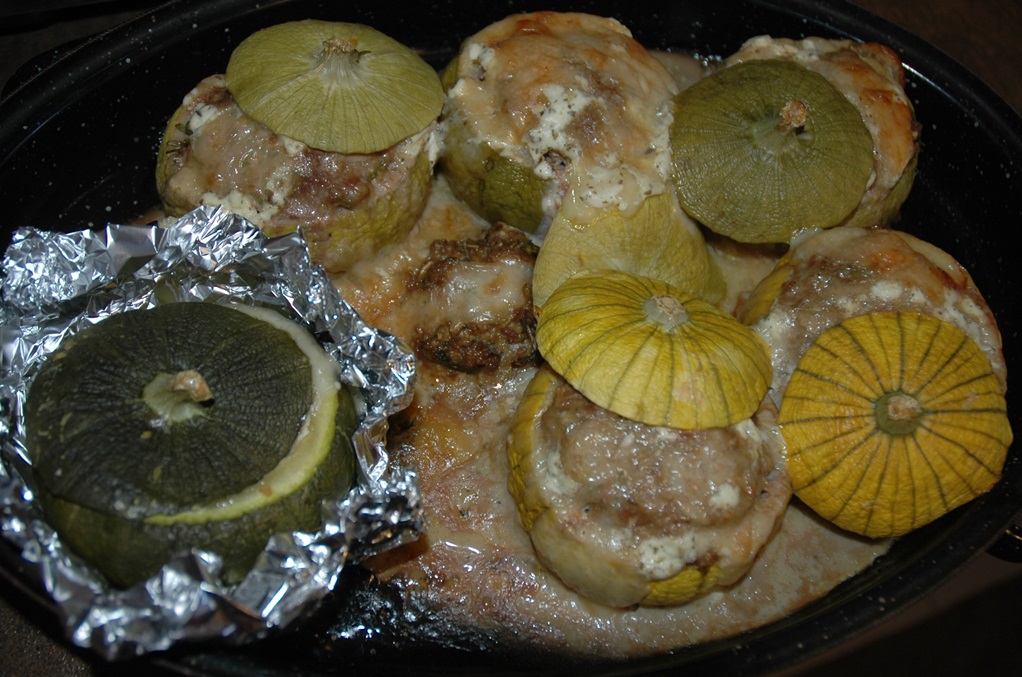 Zucchiolos gebacken, mit Hackfleisch und Kse gefllt