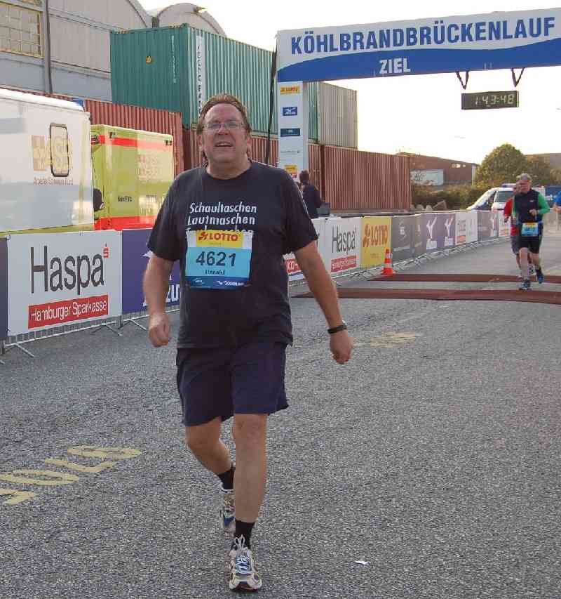 Dr. Harald Hildebrandt am Ziel des Köhlbrandbrückenlaufes 2014